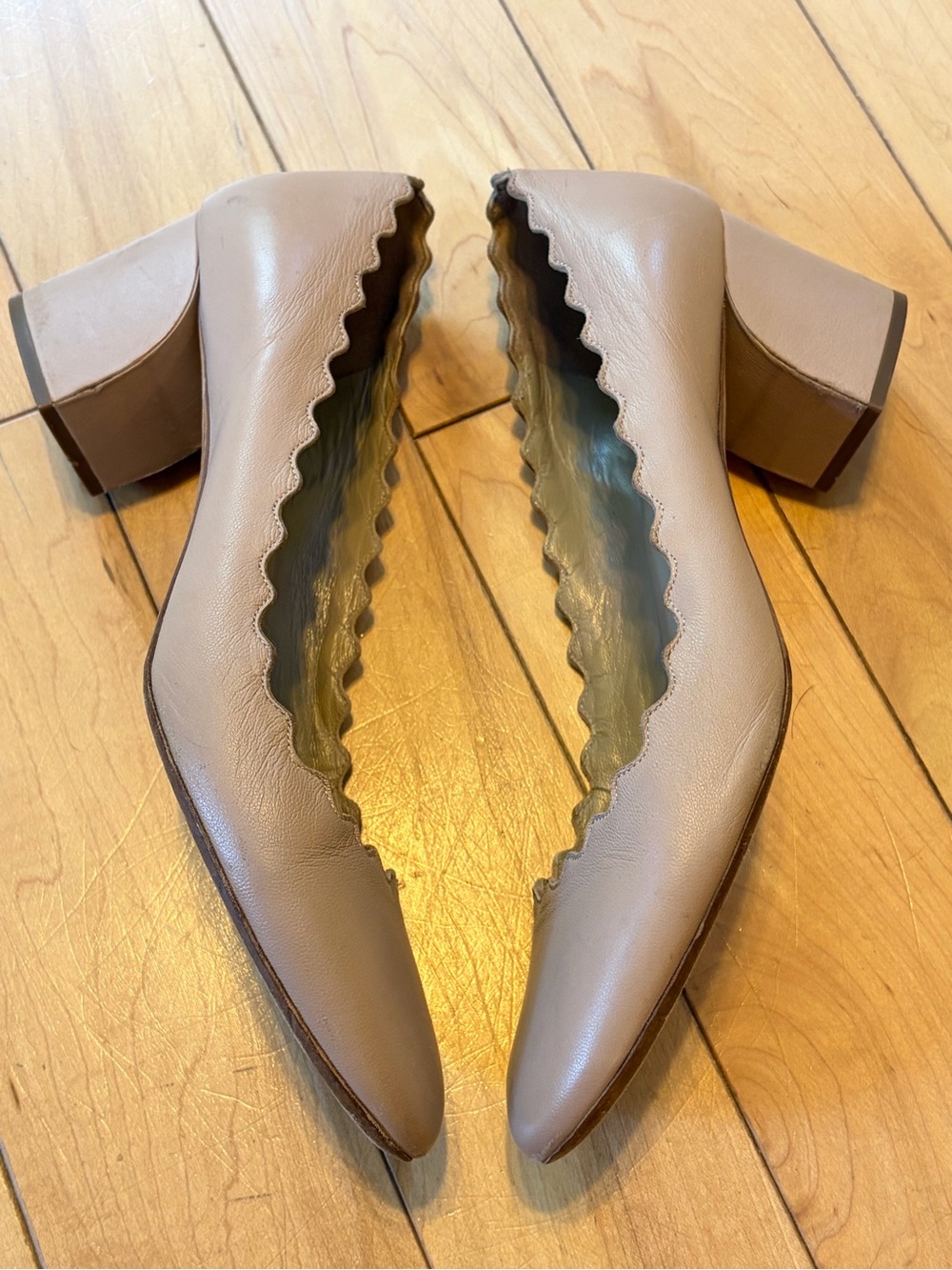 Chloé Lauren Scalloped Edge Block Heel Leather Pumps in nude taupe size 38.5 - Picture 4 of 10
